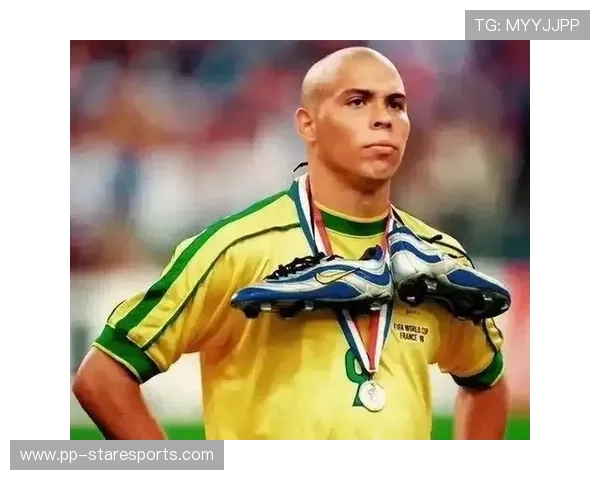 顶级足球球星荣誉背后的传奇人生与辉煌成就解析